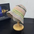 Handgemachter Stroh-Bucket-Hat mit bunten Pastellstreifen, idealer Sonnenschutz im Sommer. - M (56-58cm) / Beige