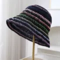 Nahaufnahme des handgefertigten Strohhuts mit bunten Pastellstreifen und feiner Strickstruktur. - M (56-58cm) / Schwarz