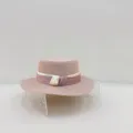 Detailansicht des eleganten rosa Strohhutes mit zweifarbigem Band und flacher Krone. - M (56-58cm) / Farbblock Strohhut - Rosa