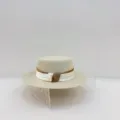 Detailansicht des stilvollen Strohhutes mit einem schicken braunen und weißen Band. - M (56-58cm) / Farbblock Strohhut - Beige