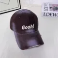 Nahaufnahme der Farbverlauf Baseballkappe vorne Stickerei Gooh Text und weiche Top Textur. - L (58-60cm) / GO Waschen Kaffeebraun