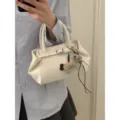 Bolso de mano de cuero blanco minimalista con dije de caballo, elegante bolso de hombro variante. - Con Colgante / Blanco