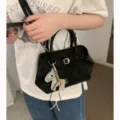 Chic bolso de mano negro de ante para mujer, elegante mini tote con dije de caballo. - Con Colgante / Negro