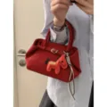 Elegante bolso de hombro rojo de lona para mujer con amuleto de caballo y hebilla metálica. - Con Colgante / Rojo