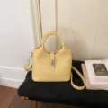 Elegante bolso cubo de cuero amarillo para mujer, bolso de hombro cruzado elegante. - Sin colgante / Amarillo