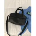 Bolso bandolera de cuero negro, bolso cruzado informal con asas superiores y correa. - Sin colgante / Negro
