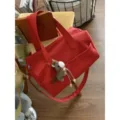 Borsa a tracolla rossa in pelle morbida con ciondolo cavallo, elegante borsa da lavoro. - Con Ciondolo / Rosso
