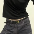 Detail van smalle suède riem met gouden gesp voor dames jeans en jurken outfits - Zwart