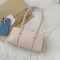 Bolso de hombro de cuero rosa, bolso baguette minimalista chic, accesorio elegante variante. - Sin colgante / Rosa