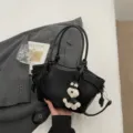 Élégant sac à main noir en cuir PU avec pendentif chien mignon et poignées. - Noir Avec Pendentif