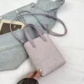 Kleine gewebte Umhängetasche mit violetten PU-Ledergriffen und Schulterriemen für Damen. - Ohne Anhänger / Lila