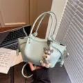 Sac à main et bandoulière élégant en cuir PU bleu clair avec joli pendentif chiot pour femme. - Bleu avec Pendentif Ours