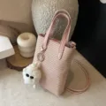 Koreanischer Stil rosa gewebte Mini Eimer Tasche mit Ledergriffen und niedlichem Plüsch-Anhänger. - Mit Anhänger / Rosa