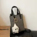 Mini gewebte Eimertasche schicke schwarz-weiße Handtasche mit Plüsch Anhänger Umhängetasche - Mit Anhänger / Schwarz