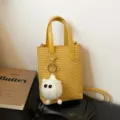 Mini gelbe geflochtene Handtasche mit niedlichem Plüschtier Anhänger, stylische Tasche. - Mit Anhänger / Gelb