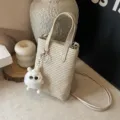 Kleine Stroh Eimer Tasche mit süßem Plüsch Anhänger, schicke Umhängetasche für Damen Alltag. - Mit Anhänger / Gebrochenes Weiß