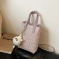 Koreanischer Stil Mini gewebte Eimer Tasche mit Griff und süßem Plüsch Anhänger. - Mit Anhänger / Lila