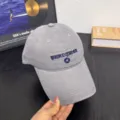 Vista de detalle en primer plano de la gorra de béisbol gris de algodón con bordado azul. - M (56-58cm) / Gris