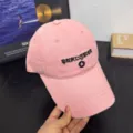 Detalle de gorra de beisbol bordada en rosa con letras goticas y estrella suave. - M (56-58cm) / Rosa