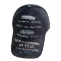 Nahaufnahme der verwaschenen dunklen Baumwollkappe mit weißen Graffiti-Prints im Retro-Stil. - M (56-58cm) / Dunkelgrau