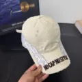 Gorra de béisbol desgastada con alas bordadas y texto moderno para estilo urbano. - M / Beige