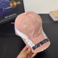 Gorra de béisbol rosa desgastada con alas bordadas y detalle de texto elegante para uso diario. - M / Rosa