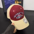 Primer plano detallado de la gorra de béisbol bicolor desgastada con bordado vintage. - M (56-58cm) / Rojo