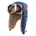 Gros plan détaillé de la confortable chapka d'hiver bleue avec doublure polaire et lunettes rétro. - Taille unique / Chapeau Bleu Avec Lunettes Transparentes Bronze
