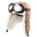 Detailopname van bruine canvas bombermuts met pluche fleece voering en retro pilotenbril. - Eén maat / Khaki (Brons Transparante Lens)