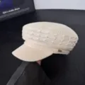 Gorra plana de punto beige para mujer, boina retro con insignia de metal, estilo elegante. - M (56-58cm) / Blanco Roto