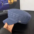 Primer plano de una gorra de punto azul con patrón texturizado y elegante detalle. - M (56-58cm) / Gorra de Béisbol - Azul