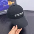 Detalle de primer plano de gorra de béisbol negra con texto bordado blanco y visera. - M (56-58cm) / Negro