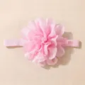 Chiffon bloem baby haarband detailopname close-up, zacht roze elastisch zuigeling accessoire. - Roze