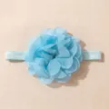 Detailopname van lichtblauwe chiffon bloem, zachte baby haarband zomer accessoire. - Blauw
