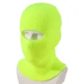 Vista dettagliata del passamontagna da sci in maglia giallo neon, tessuto termico invernale. - giallo fluorescente
