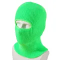 Primo piano di un passamontagna in maglia verde brillante con fine tessitura a coste per esterni. - Verde fluorescente