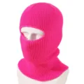 Primo piano dettagliato del passamontagna in maglia rosa vivo con filato di alta qualità. - Rosso rosa