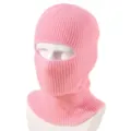Primo piano sul dettaglio del passamontagna in maglia rosa, consistenza morbida per inverno. - Rosa chiaro