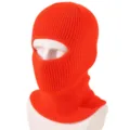 Caldo passamontagna in maglia arancione vivace per sport invernali all'aperto e ciclismo. - Arancione