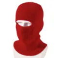 Primo piano della maschera da sci in maglia rossa che mostra una fine trama di lana e design. - Rosso Vivo
