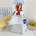 Amerikanischer College-Stil Farbblock Buchstaben Rucksack mit süßem Plüschanhänger. - Mit Anhänger / S / Weiß