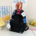 Lässiger Streetwear-Rucksack aus Canvas mit farbigen Buchstaben und Plüsch-Anhänger. - Mit Anhänger / S / Schwarz