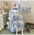 Zaino azzurro sfumato effetto nuvola con tasche multiple e comode cinghie per studenti. - Palla di Pelo Bianca Con Gambe Lunghe / Blu