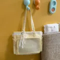 Κίτρινη τσάντα tote από καμβά με λευκή δαντέλα, φιόγκο με πέρλες και σχέδιο με αστέρια. - Με Μενταγιόν / Κίτρινο