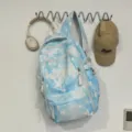 Sternen-Batike-Rucksack in blauer Farbvariante mit stilvollen Frontbuchstaben und Taschen. - Ohne Anhänger / Hellblau