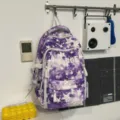 Träumerischer lila Sternen-Tie-Dye-Rucksack mit weißen Sternen, cooler Schülerrucksack. - Mit Anhänger / Lila