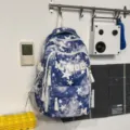 Blauer Batik Sternen Rucksack für Schule und Reisen, cooler Freizeitrucksack für Studenten. - Mit Anhänger / Dunkelblau