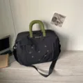 Borsa da viaggio nera con manico verde e ricamo a fiocco, perfetta per palestra, yoga e scuola. - Nero