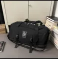 Sac de voyage multifonctionnel noir avec bandoulière et impression gothique stylée. - Noir