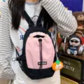 Koreanischer Dopamin-Farbblock-Kordelzug-Minirucksack, trendige Freizeittasche für Studenten. - Mit Anhänger / Rosa